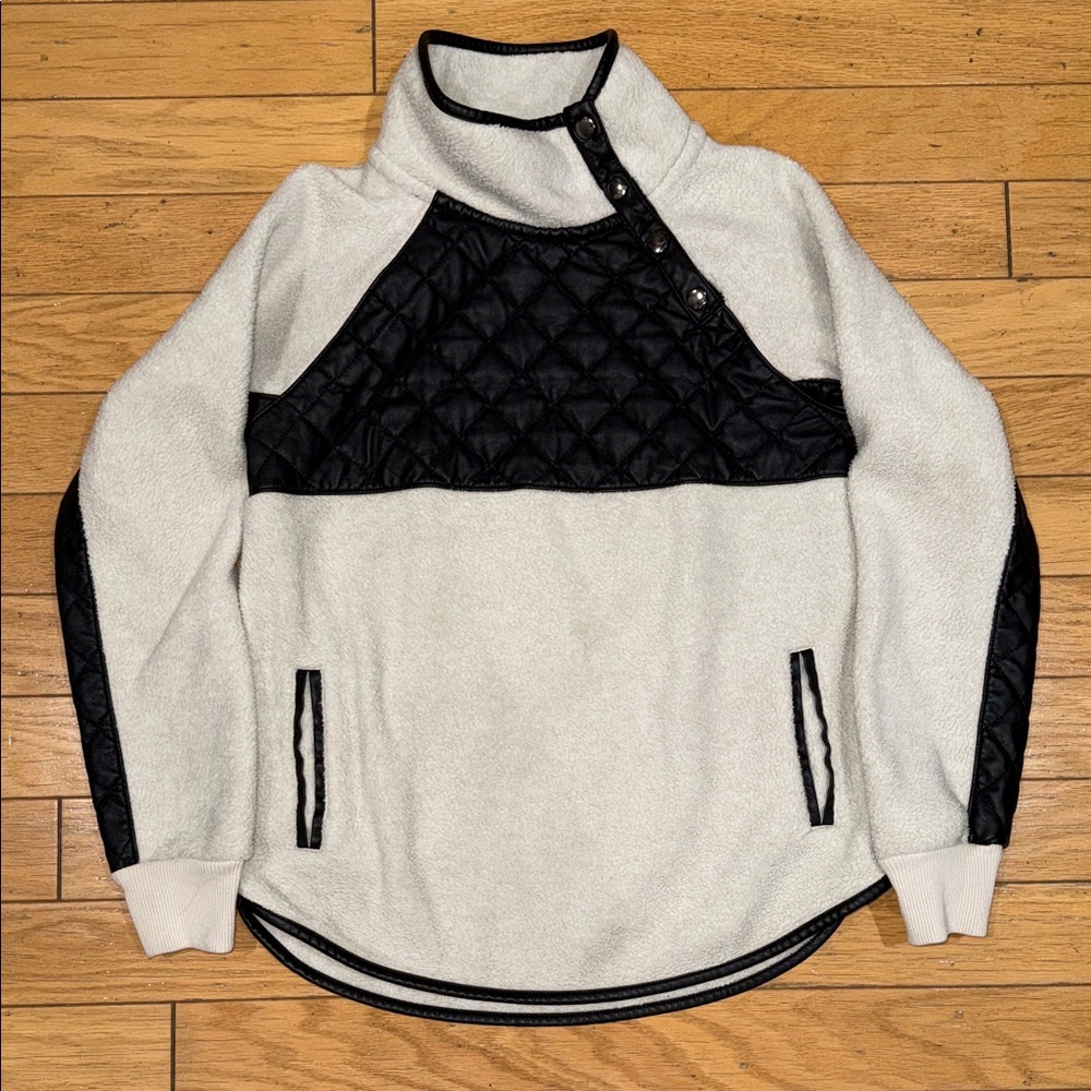 Abercrombie & Fitch Black and Cream quilted fleece